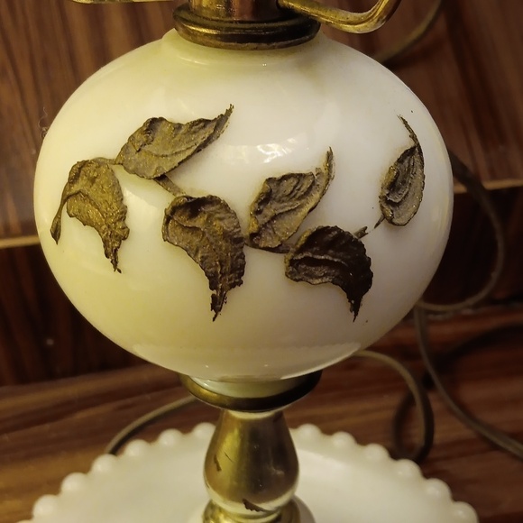 Vintage mcm hurricane parlor Gone with the Wind milk glass lamp - Picture 2 of 7